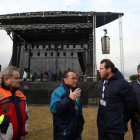 El alcalde de Valladolid, Óscar Puente, junto a José Manuel Navas y el concejal Antonio Gato frente al escenario de la Fiesta de la Moto-Ical