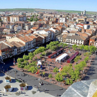 Panorámica de la Plaza Mayor y parte del centro urbano de Medina del Campo, durante la celebración de una de sus tradicionales ferias.-Santiago