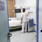 Una enfermera revisa el material en el Hospital Clínico Universitario de Valladolid. E.M.
