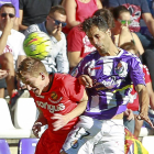 Moyano cabecea un balón pese a la presencia de Mossa.-J. M. Lostau