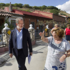 El concejal de urbanismo Manuel Saravia, junto a una vecina en la zona de la cuesta de la Maruquesa.-J. M. Lostau