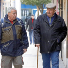 Dos jubilados pasean por el centro de Valladolid.-J.M. LOSTAU