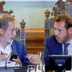Manuel Saravia y Óscar Puente, dialogan en una imagen de archivo durante un pleno de este mandato.-J. M. LOSTAU