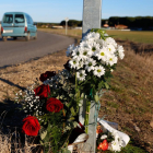 Flores al lado de la cuneta de la carretera de acceso a Traspinedo, en la que apareció el cuerpo de Esther. J. M. LOSTAU