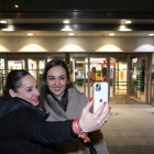Dos trabajadoras se hacen un selfie en su último día en El Corte Inglés de Constitución en Valladolid.-J. M. LOSTAU