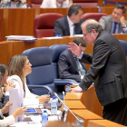 El presidente Herrera conversa con la consejera Marcos en el pleno.-ICAL