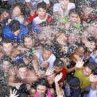 Peñafiel disfruta de sus fiestas grandes con jóvenes disfrutando del agua por el calor tras la celebración del pasacalles ‘Chúndara’.  J.M. LOSTAU