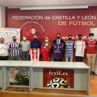 Jugadores de los equipos participantes junto a representantes de la FCyLF, Fedeacyl y Caixabank, ayer en la sede la Territorial de Fútbol. G.VELASCO