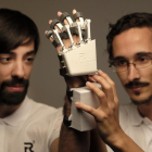 Los investigadores Rubén Martín y Ramiro Sánchez muestran el exoesqueleto biónico para rehabilitación que han diseñado.-ENRIQUE CARRASCAL