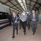 La secretario de Estado, Julio Gómez Pomar y la comisaría europea de transportes Violeta Bulc en su llegada a la estación de trenes de Valladolid-Miguel Ángel Santos