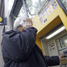 Una persona mayor utiliza el cajero automático de una sucursal bancaria.- ALBERTO CUELLAR