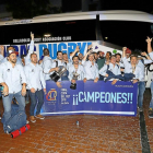 Jugadores y técnicos del VRAC Quesos Entrepinares celebran anoche el triunfo en la final de Copa a su llegada a Valladolid.-J. M. LOSTAU