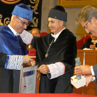 El rector de la Universidad de Valladolid, Antonio Largo, entrega el premio al catedrático de Física Teórica de la Facultad de Ciencias, Luis Miguel Nieto.-J.M. LOSTAU