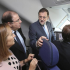 Ana Pastor, Juan Vicente Herrera y Mariano Rajoy, en la cabina junto al maquinista Roberto García de camino hacia Palencia-El Mundo