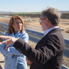 La ministra de Transportes, Raquel Sánchez, atiende a Manuel Saravia durante su visita ayer a Valladolid. ICAL
