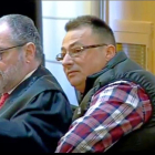 El acusado Tomás A.S.S. (dcha.) ayer en el inicio del juicio con jurado junto a su abogado.-LA 8
