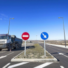 Un camión circula por las vías ya concluidas de la primera fase del Área Canalde Castilla, de 100 hectáreas.-M. Á. SANTOS