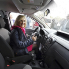 La consejera de Sanidad, Verónica Casado, recibió ayer diez vehículos Renault destinados a Sacyl, que se distribuirán a El Bierzo, Burgos, Salamanca, Zamora,  Palencia y Soria.-ICAL