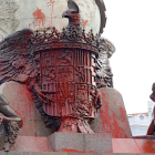 Monumento a Colón junto al Campo Grande cubierto de pintura el 12 de otubre de 2019.- M. Á. SANTOS