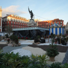 Vista de la plaza Mayor con la decoración de Navidad. -J.M. LOSTAU