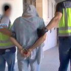 Momento de la detención del violador del ascensor.-GUARDIA CIVIL