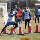 Chica, en primer plano, realiza un ejercicio combinado durante el entrenamiento del miércoles-José C. Castillo