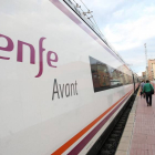 Tren Avant de Renfe estacionado en la Estación del Campo Grande-El Mundo