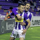 Hernán Perez es agarrado por Óscar en la celebración del gol del paraguayo ante el Numancia-J. M. LOSTAU