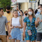 Contraste de gente con y sin la mascarilla en las calles de Valladolid el primer día en el que se levanta la prohibición de su uso en exteriores. - J.M.LOSTAU