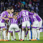 Jugadores del Real Valladolid hacen una piña en el duelo ante el Barcelona / LA LIGA