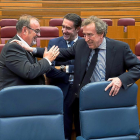 Fernando Rey y José Antonio De Santiago-Juárez se saludan antes del Pleno de las Cortes, en presencia de Juan Carlos Suárez-Quiñones.-PABLO REQUEJO (PHOTOGENIC)