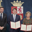 Puente, Fernández Mañueco y Tara Lindstedt, de InoBat, tras la firma del protocolo. | ICAL