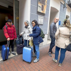 Varios turistas abandonan un hotel de la Comunidad tras su estancia de vacaciones.-MIGUEL ÁNGEL SANTOS