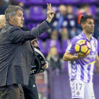 Paco Herrera envía una orden táctica durante el encuentro.-J.M.LOSTAU