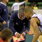 PacoGarcía tira de pizarra y explica un movimiento a su jugador Mike Torres.-EL MUNDO