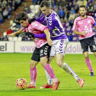 Juan Villar, autor de dos de los cuatro goles       del Real Valladolid y el mejor jugador del partido, presiona a Jairo, ayer en Zorrilla.-J.M. Lostau