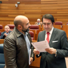 El consejero de Fomento y Medio Ambiente, Juan Carlos Suárez-Quiñones, conversa con el procurador de Podemos Ricardo López, antes de comenzar el Pleno de las Cortes de Castilla y León-ICAL