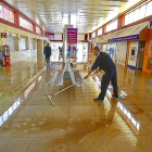 Tareas de achique de agua en el vestíbulo de la estación de autobuses.-E. M.