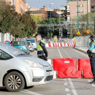 Dos policías municipales controlan el tráfico en la calle Estación, recién cortada. J. M. LOSTAU