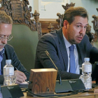 Manuel Saravia junto a Óscar Puente durante el pleno del Ayuntamiento.-J.M. Lostau