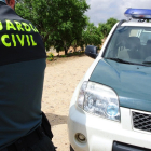 Agente de la Guardia Civil junto a su vehículo - E.M.