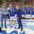 Fernando levanta el trofeo de campeó de la ivisión de Honor Plata 15-16 en presencia de Puente y Blázquez.-J. M. LOSTAU