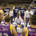 Los jugadores del MyWigo escuchan las indicaciones de Porfi Fisac durante un tiempo muerto en el partido contra el Melilla-Miguel Ángel Santos