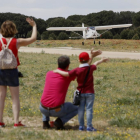 Una familia despide a un avión ligero que se dispone a despegar del aeródromo de Matilla.-J.M. LOSTAU