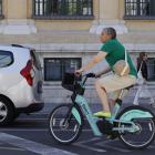 Una usuaria con una bicicleta eléctrica por Valladolid.-E. M.