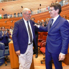 El ‘popular’ Alfonso Fernández Mañueco saluda al líder de Cs, Francisco Igea, al término de la votación de investidura que le convirtió en presidente.-J. M. LOSTAU