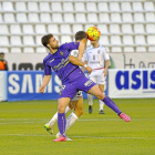 Un jugador del Albacete se adelanta a Rodri en su intento de control de balón.-Photo-deporte