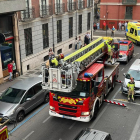 Intervención de los Bomberos en la calle de Felipe II. -E.M.