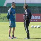 Hernán Pérez y Rubi dialogan antes del entrenamiento del lunes-Pablo Requejo