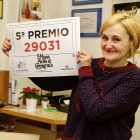 La propietaria del despacho Cristina de San Andrés del Rabanedo, Cristina Fernández, muestra el número 29031.-ICAL